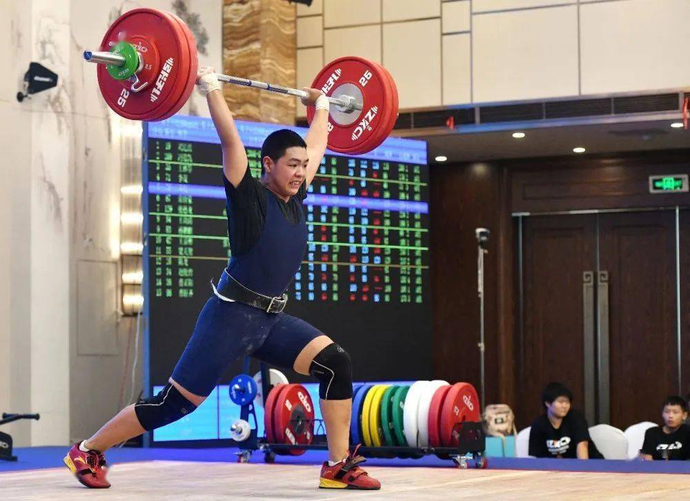 举重比赛男子组再创佳绩，加拿大选手喜悦笑容