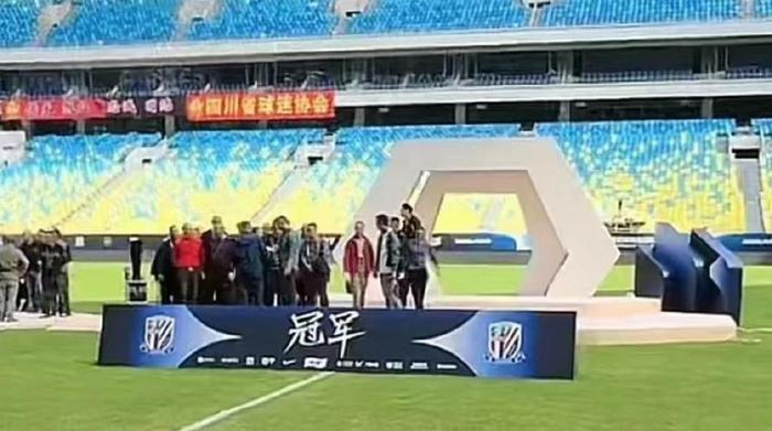 上海上港逆转获胜，士气高昂